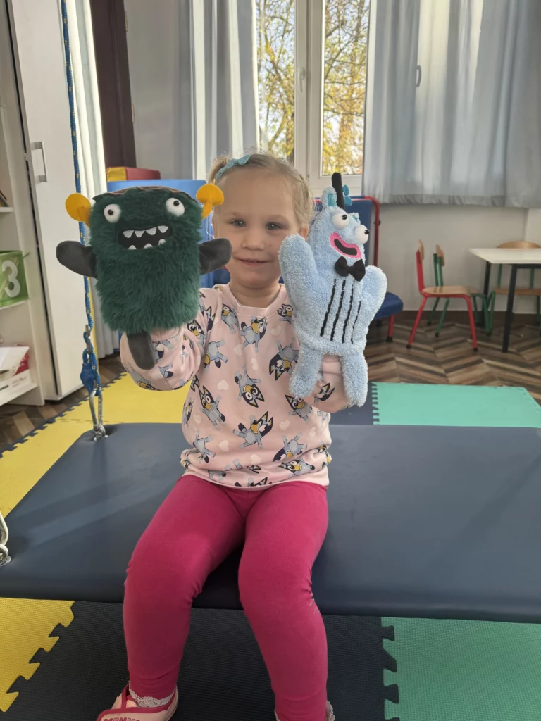 Anastazja trzymająca pacynki Ringo i Jaco