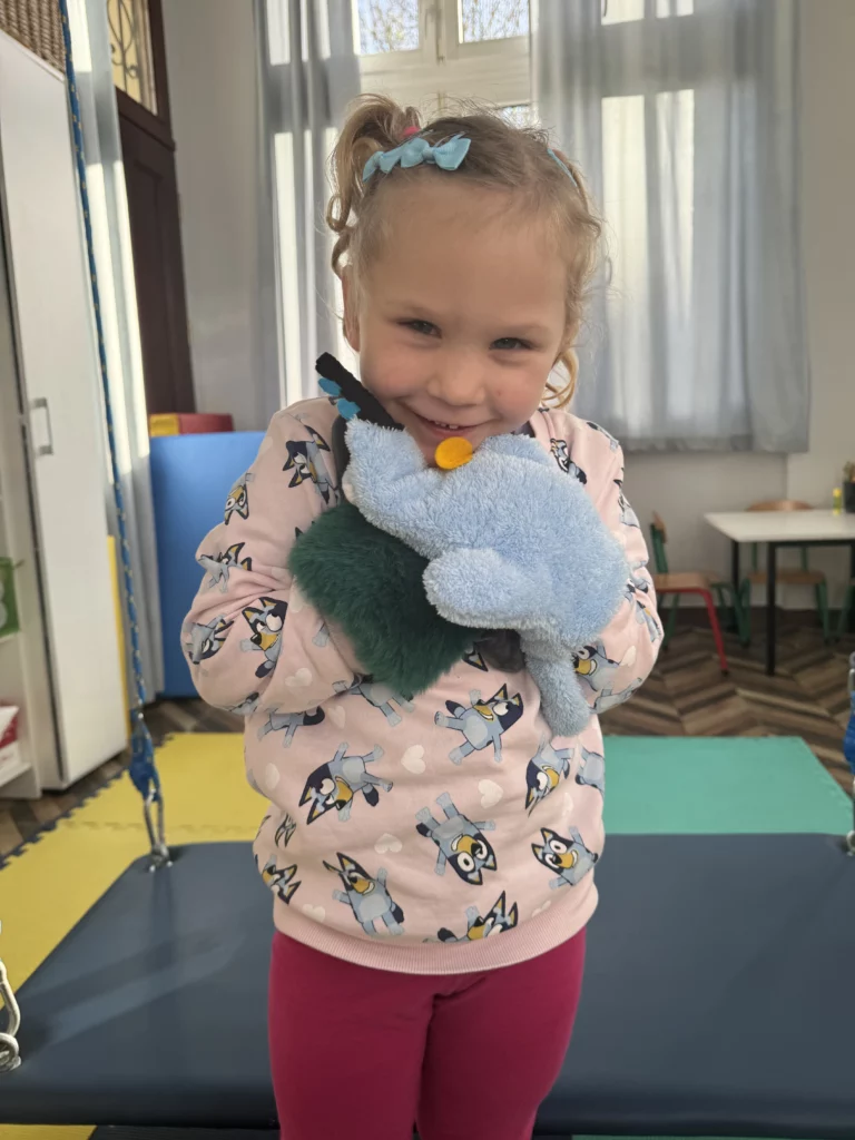 Anastazja przytulająca  pacynki Ringo i Jaco