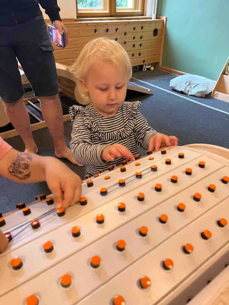 Adaptacja przedszkolna przy Musiconie – dziecko samodzielnie wyciska pomarańczowy przycisk instrumentu